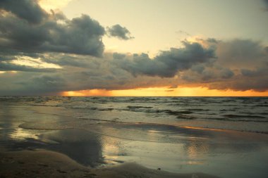 Jurmala Riga Körfezi kıyısında yaz akşamları