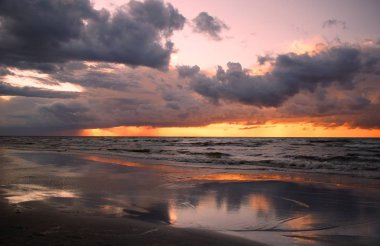 Jurmala Riga Körfezi kıyısında yaz akşamları