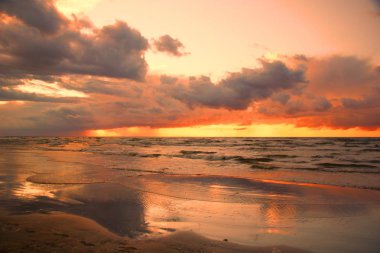 Jurmala Riga Körfezi kıyısında yaz akşamları