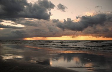 Jurmala Riga Körfezi kıyısında yaz akşamları