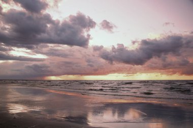 Jurmala Riga Körfezi kıyısında yaz akşamları