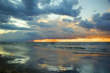 Jurmala Riga Körfezi kıyısında yaz akşamları