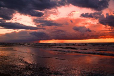 Jurmala Riga Körfezi kıyısında yaz akşamları