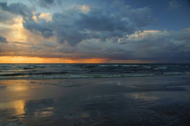 Jurmala Riga Körfezi kıyısında yaz akşamları