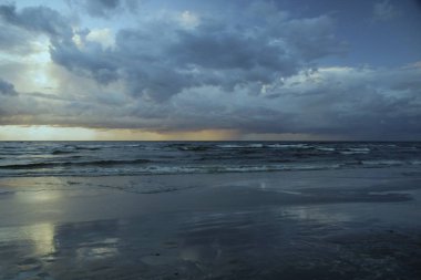 Jurmala Riga Körfezi kıyısında yaz akşamları