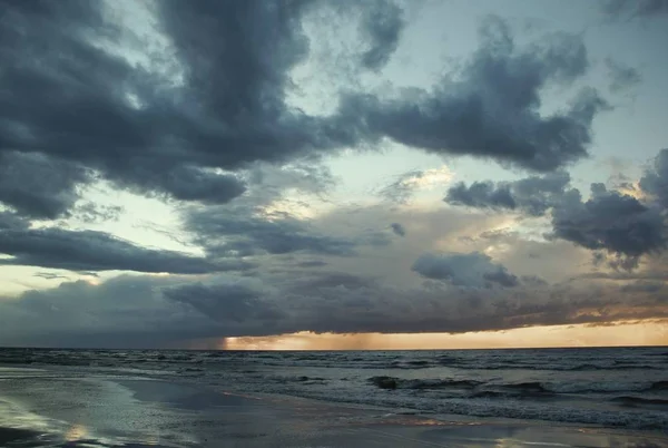 Jurmala Riga Körfezi kıyısında yaz akşamları