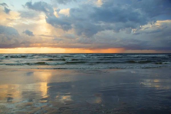 Jurmala Riga Körfezi kıyısında yaz akşamları