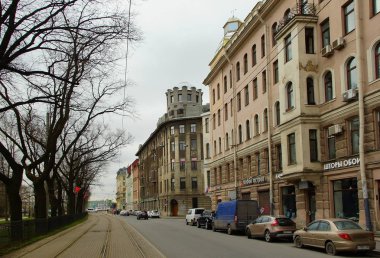 Kronverksky Avenue, St. Petersburg boyunca bahar yürüyüş