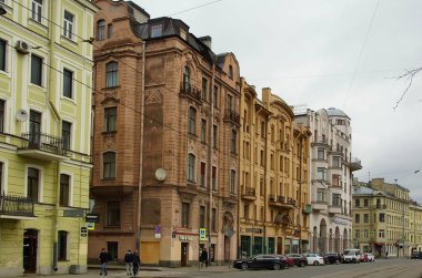 Kronverksky Avenue, St. Petersburg boyunca bahar yürüyüş