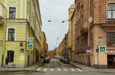 Bahar günü St Petersburg Petrograd yan caddeleri üzerinde
