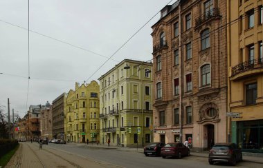 Kronverksky Avenue, St. Petersburg boyunca bahar yürüyüş