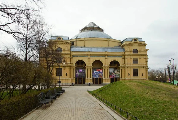 Αίθουσα Θεάτρου Μουσική Αλέξανδρος Στο Πάρκο Στην Αγία Πετρούπολη — Φωτογραφία Αρχείου