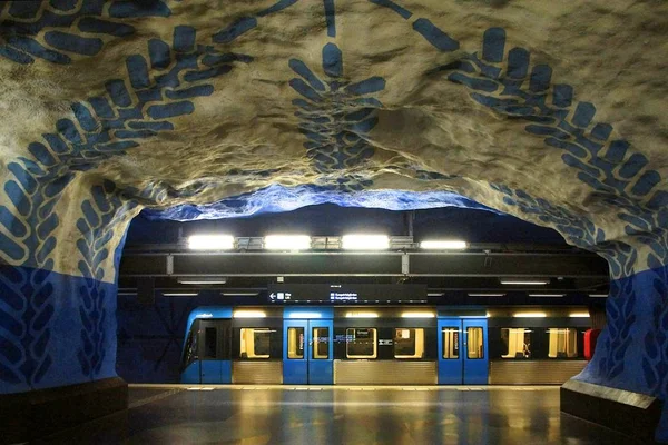 スウェーデン ストックホルムの地下鉄の駅を直結 — ストック写真