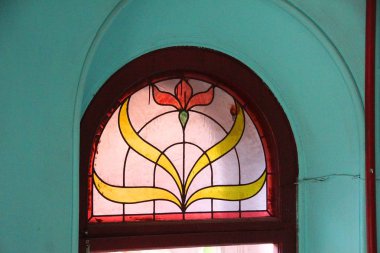 Bir pencere ile St Petersburg Kolokolnaya Caddesi'ndeki bir evde bir merdiven üzerinde bir vitray pencere parçası