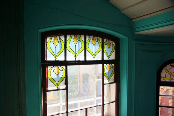Fragment Eines Fensters Mit Buntglasfenster Treppenhaus Eines Mehrfamilienhauses Der Kolokolnaja — Stockfoto