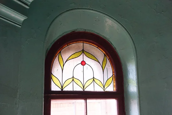 Fragmento Una Ventana Con Una Vidriera Una Escalera Una Casa — Foto de Stock