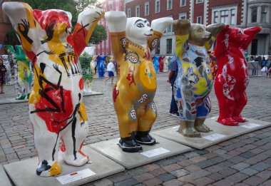 Riga, ayılar Almanya'dan, Özbekistan, Uruguay ve Macaristan'dan Dome Meydanı nda ekranda United dostum ayı sergi