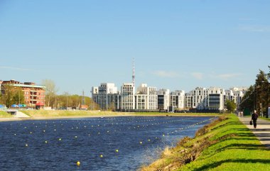 Yaz günü ve Krestovsky Adası St. Petersburg'kürek Kanal