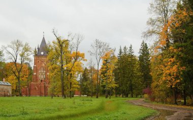 Sonbahar sabahı ve Chapelle Pavilion Alexandrovsky Park St. selo