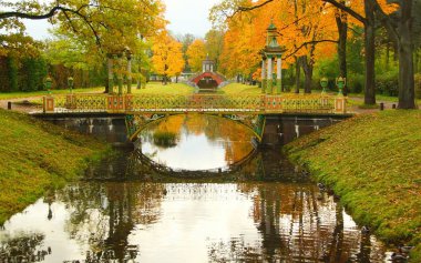 Bir sonbahar sabahı Tsarskoye Selo, Çin köprü Alexander parkta yürüyüş