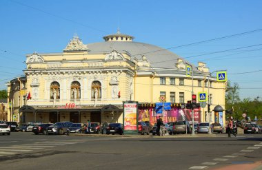 Yaz güneşli gün ve set St Petersburg Fontanka Nehri'nin üzerinde bir sirk