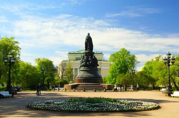 Letni Dzień Słoneczny Ogród Catherine Ulicy Newski Prospekt Sankt Petersburgu — Zdjęcie stockowe