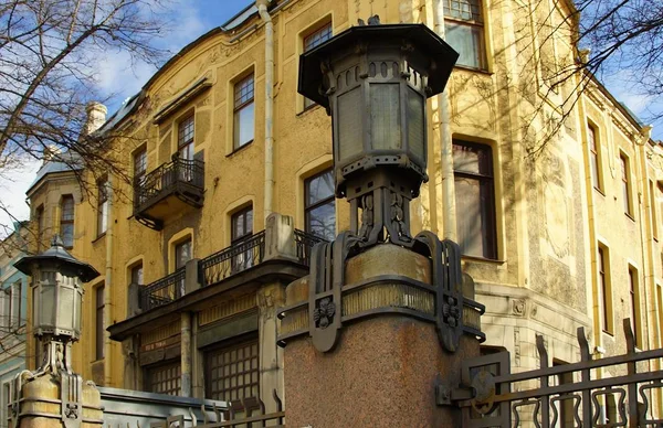 位于卡门诺奥斯特罗夫斯基大道圣彼得堡 Lidval 公寓楼外立面的碎片 大门处的灯光 — 图库照片