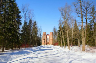 Güneşli gün ve Arsenal Pavilion Alexandrovsky Park St. selo Mart