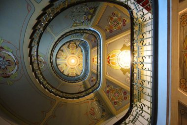 Art Nouveau tarzı bir binada konut Riga'da döner merdiven