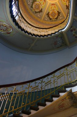 Art Nouveau tarzı bir binada konut Riga'da döner merdiven