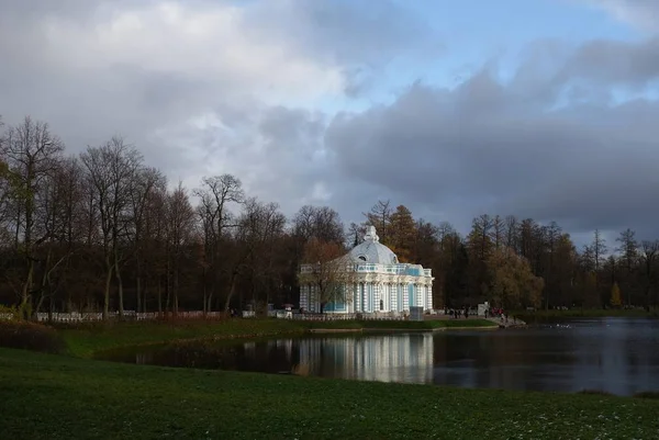 Tsarskoe ツァールスコエ パビリオンの洞窟のキャサリン公園で秋の夜 — ストック写真