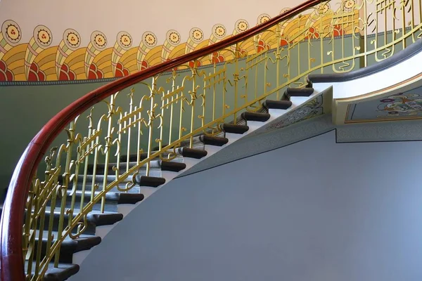 リガの住宅建築のアール ヌーボー様式の螺旋階段 — ストック写真
