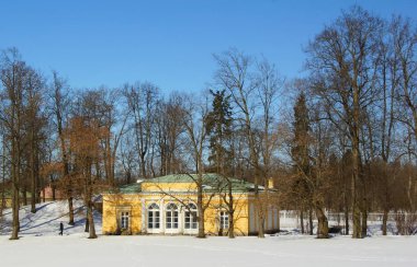 Güneşli gün ve Pavilion konser salonu Ekaterininsky Park Tsarskoye Selo Mart