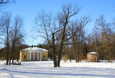 Güneşli gün ve Pavilion konser salonu Ekaterininsky Park Tsarskoye Selo Mart