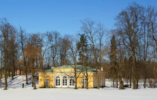 Güneşli gün ve Pavilion konser salonu Ekaterininsky Park Tsarskoye Selo Mart
