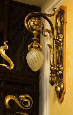 St. Petersburg, kapıyı yukarıda bir lamba şarkıcı evde ana merdiven Art Nouveau tarzında mimari tasarım parçası