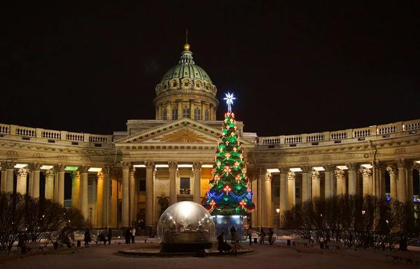 Decoração Natal Cidade São Petersburgo Com Guirlandas Elétricas Catedral Kazan — Fotografia de Stock