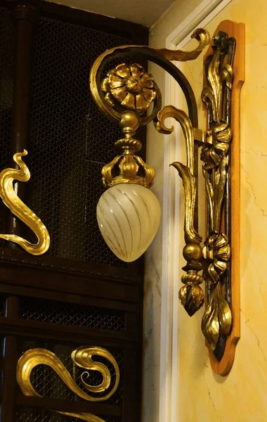 St. Petersburg, kapıyı yukarıda bir lamba şarkıcı evde ana merdiven Art Nouveau tarzında mimari tasarım parçası