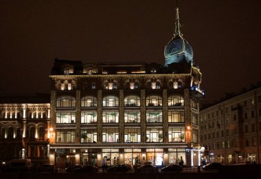 Noel dekorasyonu Yusupov set St Petersburg kırmızı köprüde evinde ticaret elektrik parlayan çelenk ile şehrin