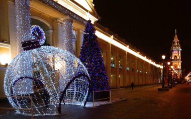 Noel dekorasyon elektrik parlayan ışıklar, Nevsky Prospect ve Gostiny Dvor, St. Petersburg ile şehrin
