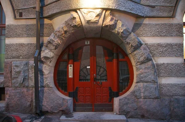 入口门户和门北部艺术 Nouveau 大厦在赫尔辛基 — 图库照片