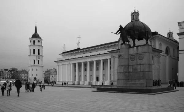 Catedral Torre Sino Quadrado Monumento Príncipe Vilnius — Fotografia de Stock