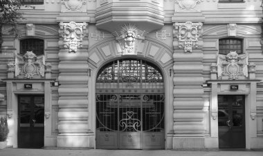 Bir Art Nouveau apartmanda Riga, Elizabeth Street, giriş kapıları ve büyük kapılar cephesi parçası