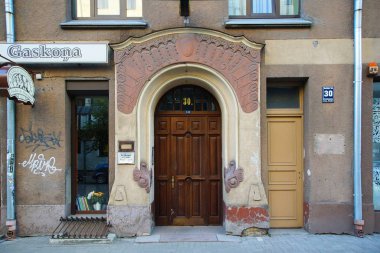 Riga, Gertrudes Street, giriş kapıları bir Art Nouveau daireli ev cephe parçası