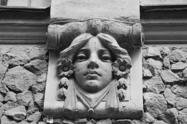Art Nouveau tarzında, St. Petersburg Nekrasova Street, bir kızın maskesi çiçekli bir ev cephe parçası