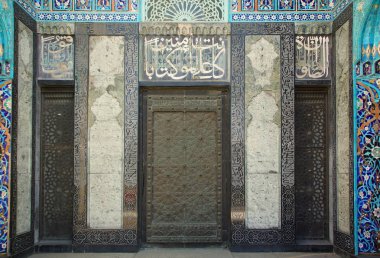 Art Nouveau tarzında cephe nin bir parçası ve St. Petersburg'daki Katedral Camii'nin girişi