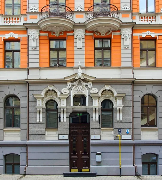 Фрагмент фасада и оформление входа в жилой дом в стиле модерн — стоковое фото