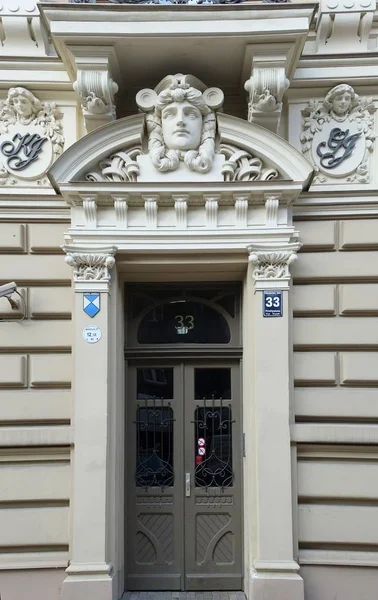 Töredéke a homlokzat és a design a bejáratnál, hogy a lakóház, Art Nouveau stílusban — Stock Fotó