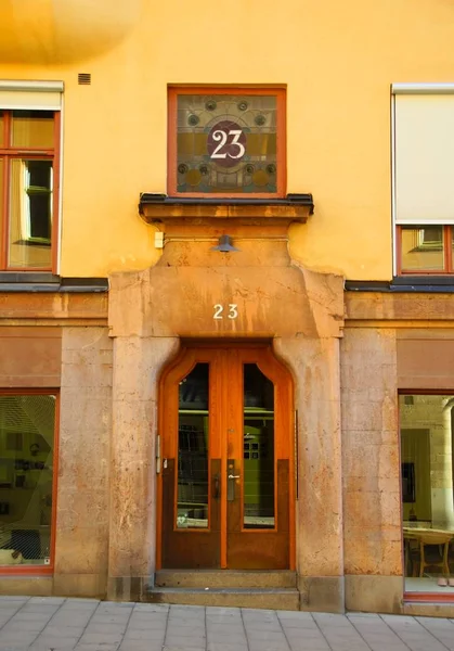 Fragment der Fassade und Gestaltung des Eingangs zum Mehrfamilienhaus — Stockfoto