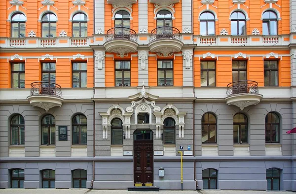 Fragmento de la fachada y diseño de la entrada a la vivienda en estilo Art Nouveau — Foto de Stock